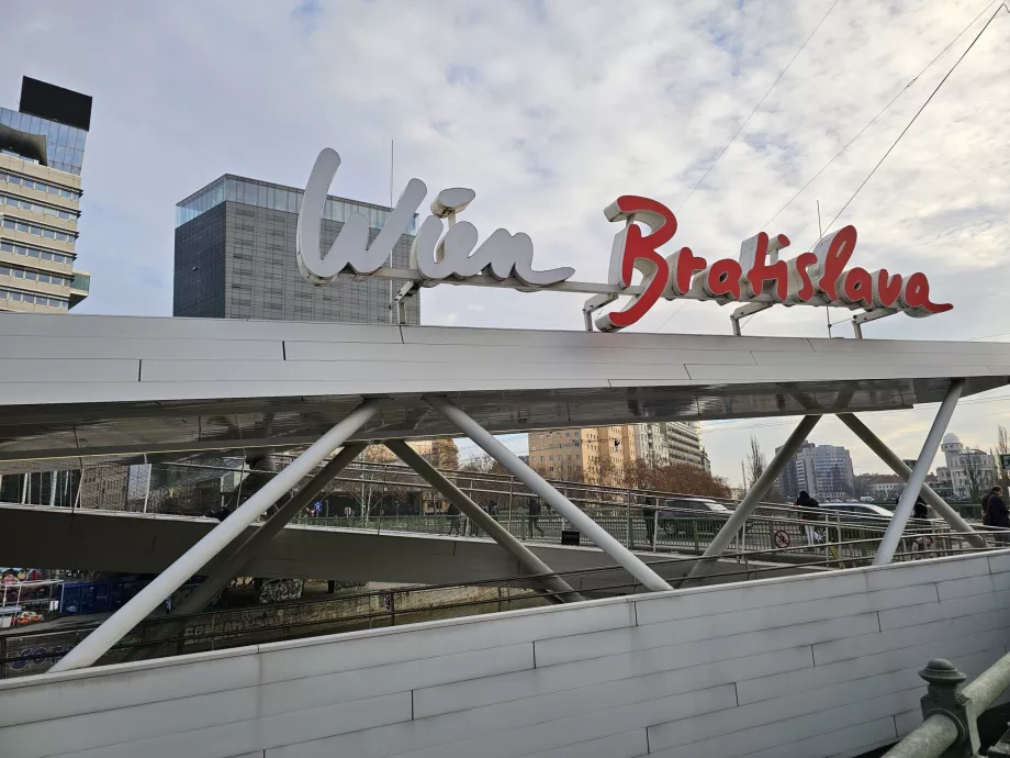 Quai de la ligne de bateau pour Bratislava