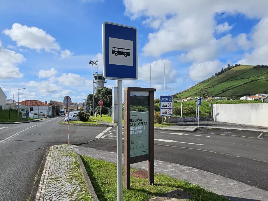 Arrêt de bus à l'aéroport de Flores