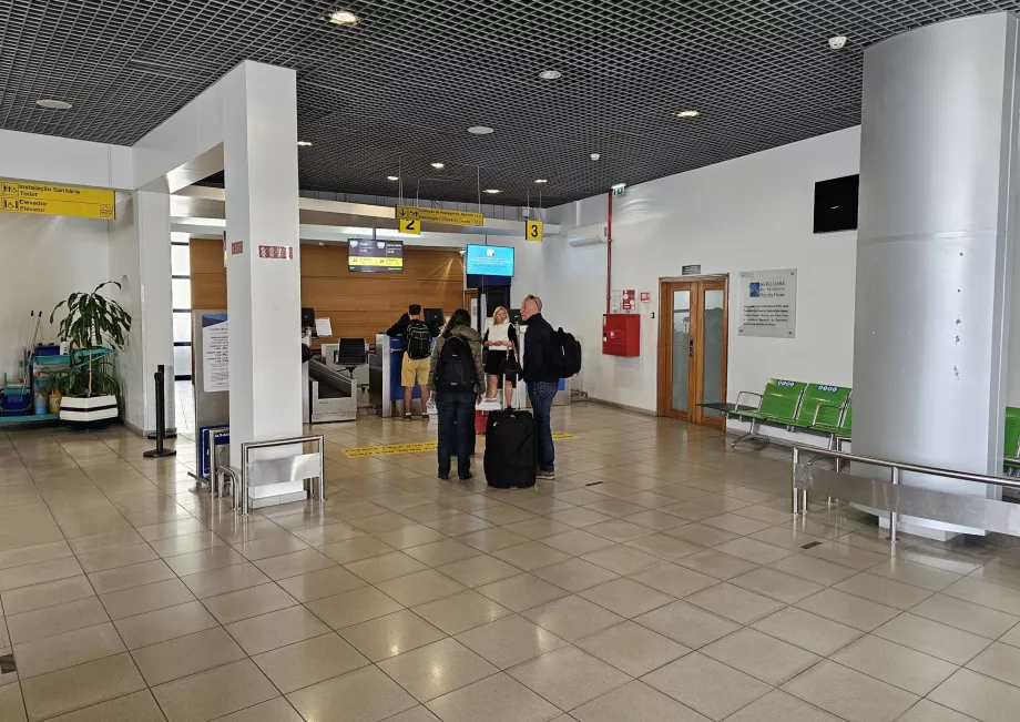 Hall de départ, aéroport de Flores