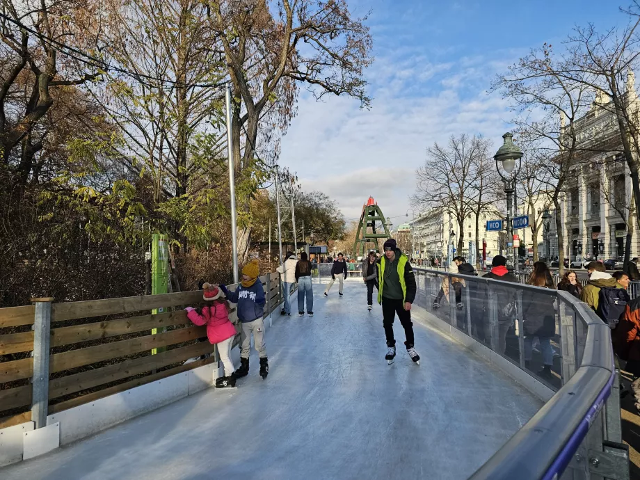 Piste de patinage devant l'hôtel de ville