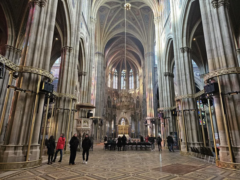 Église votive, intérieur