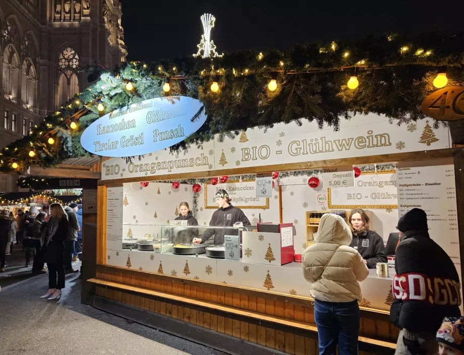 Marché de Noël devant l'hôtel de ville