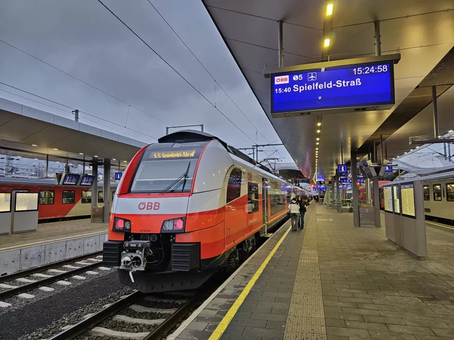 Ligne de train S5 en direction de Spielfeld et de l'aéroport de Graz