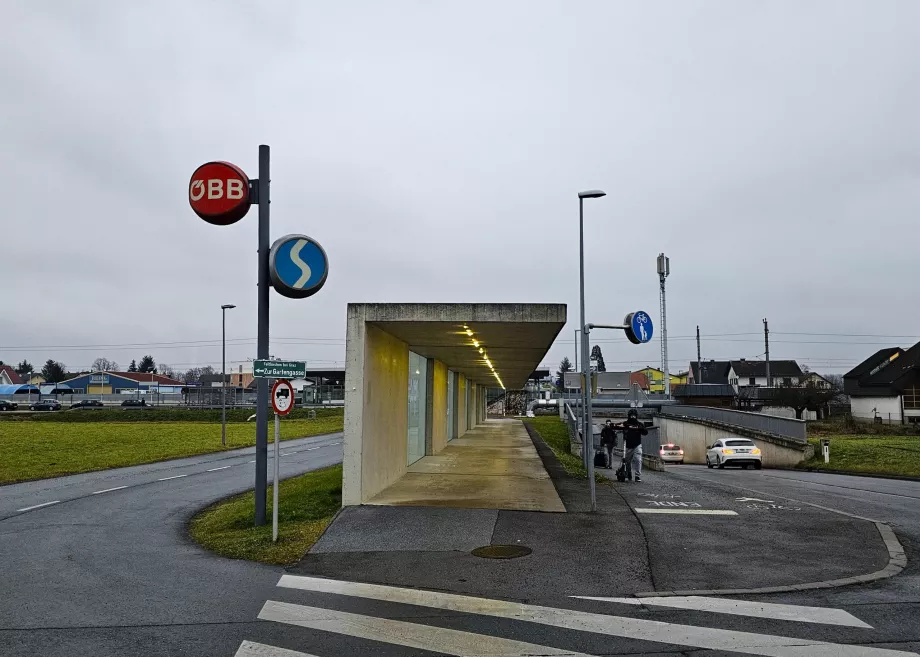 Gare près de l'aéroport - direction Graz à gauche