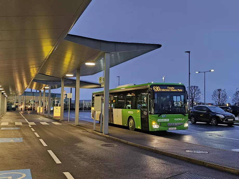 Arrêt de bus 630 devant le hall des départs