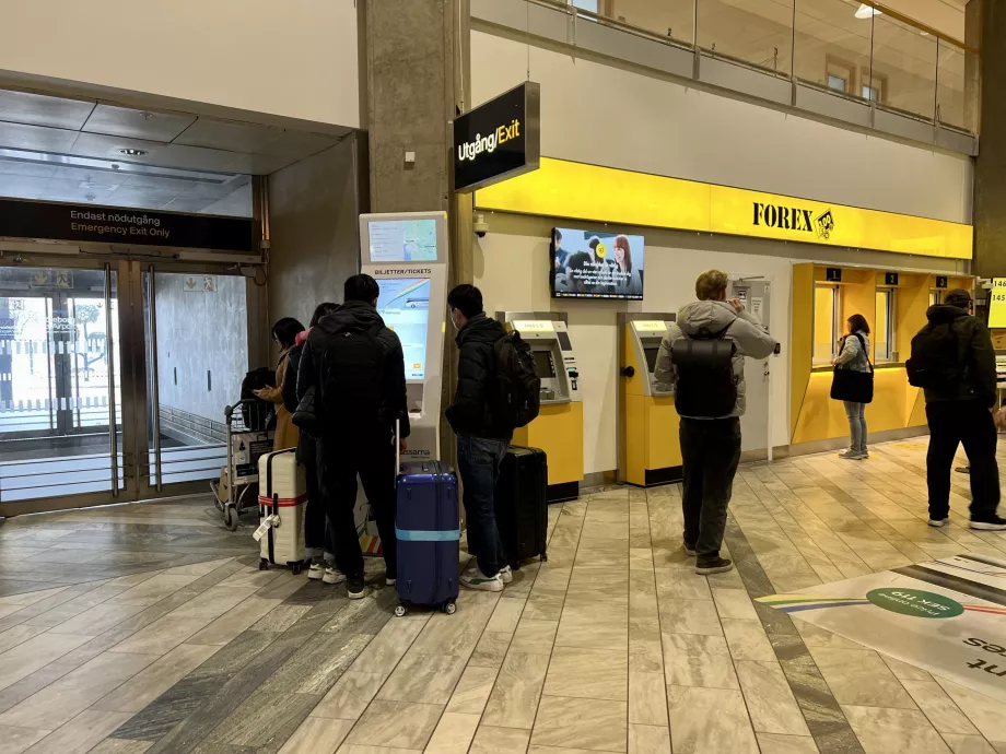 Distributeur de billets à côté du bureau de change à l'aéroport de Goteborg