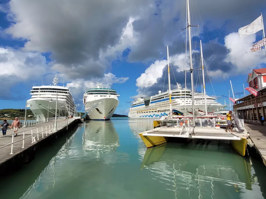 Paquebots de croisière dans le port