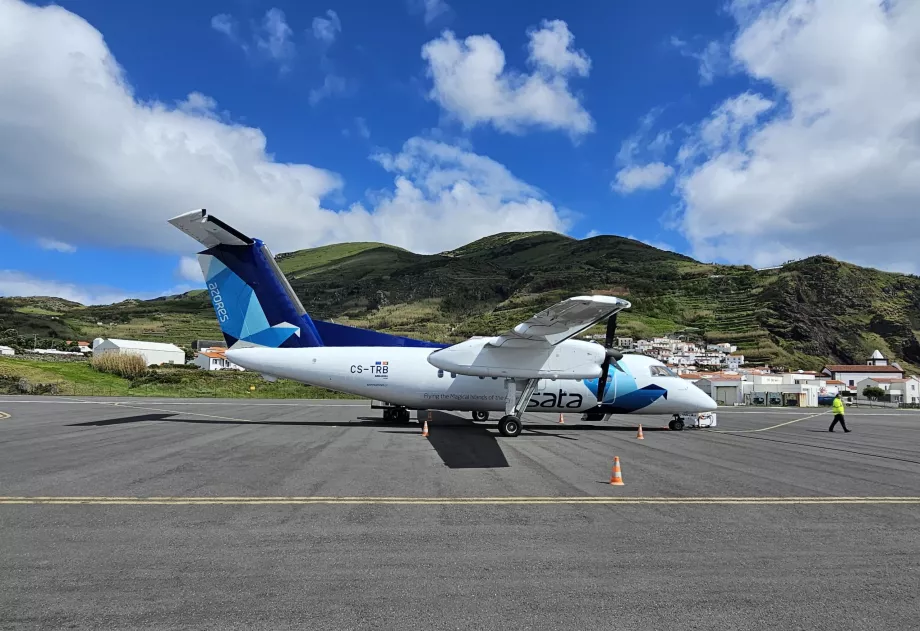 Avion à l'aéroport de Corvo