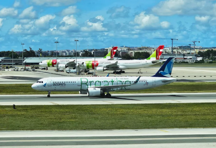 Airbus A321 de la compagnie Azores Airlines à Lisbonne avec l'inscription "Breathe".