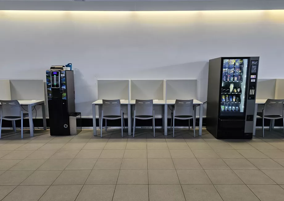 Machines dans la zone de transit de l'aéroport de Pico