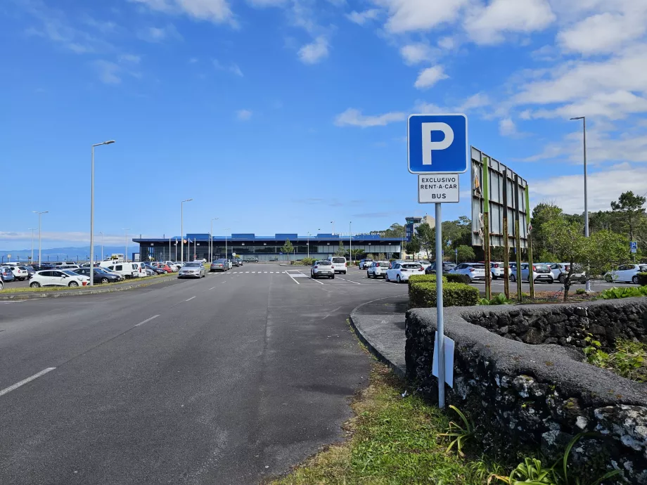 Parking pour les voitures de location, aéroport de Pico