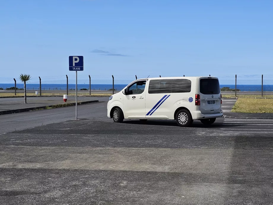 Taxi à l'extérieur de l'aéroport de Pico