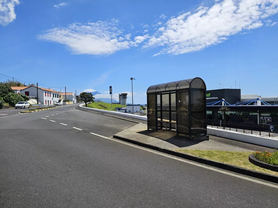 Arrêt de bus devant l'aéroport de Horta