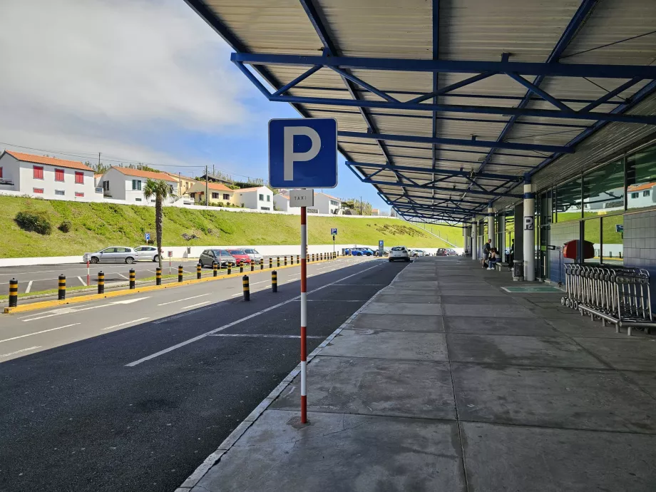 Station de taxis directement devant le terminal