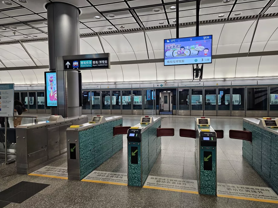 Tourniquets à l'entrée de la station de métro