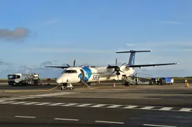 Dash 8 q-400 à l'aéroport de Ponta Delgada