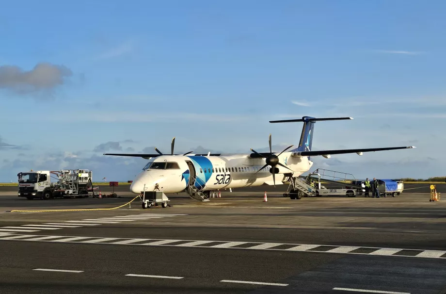 Dash 8 q-400 à l'aéroport de Ponta Delgada