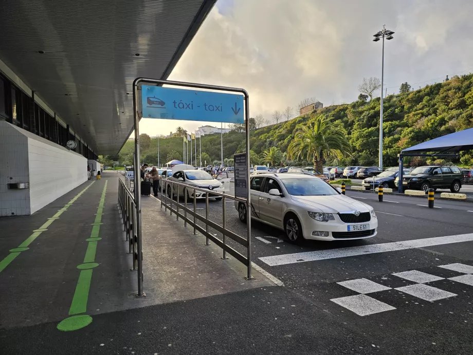 Station de taxis directement devant le hall des arrivées