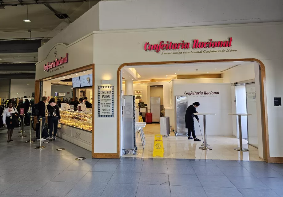 Le seul café de la zone publique du terminal 2