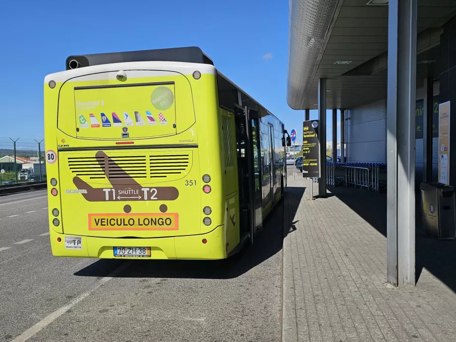 Arrêt de la navette devant le terminal 2