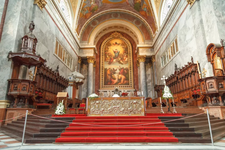 Intérieur de la basilique d'Ostrihoma