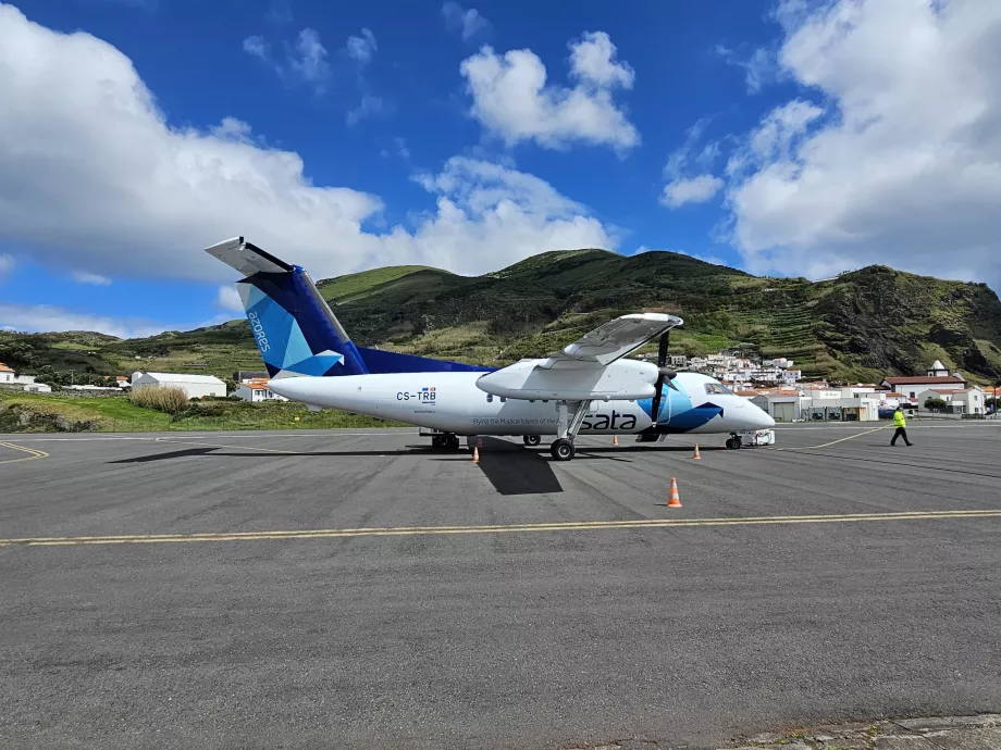 Dash 8 Q200 à l'aéroport de Corvo