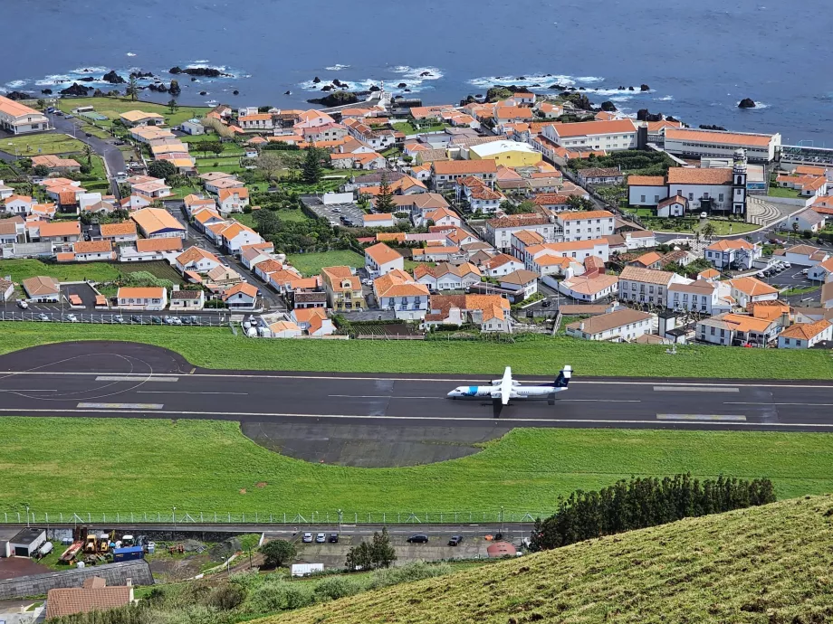 Avion SATA à l'aéroport de Flores FLW