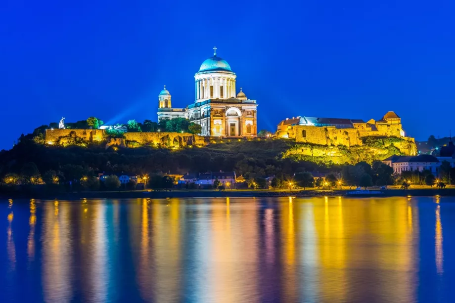 Vue nocturne d'Ostřihom