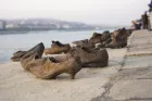 Chaussures sur la rive du Danube