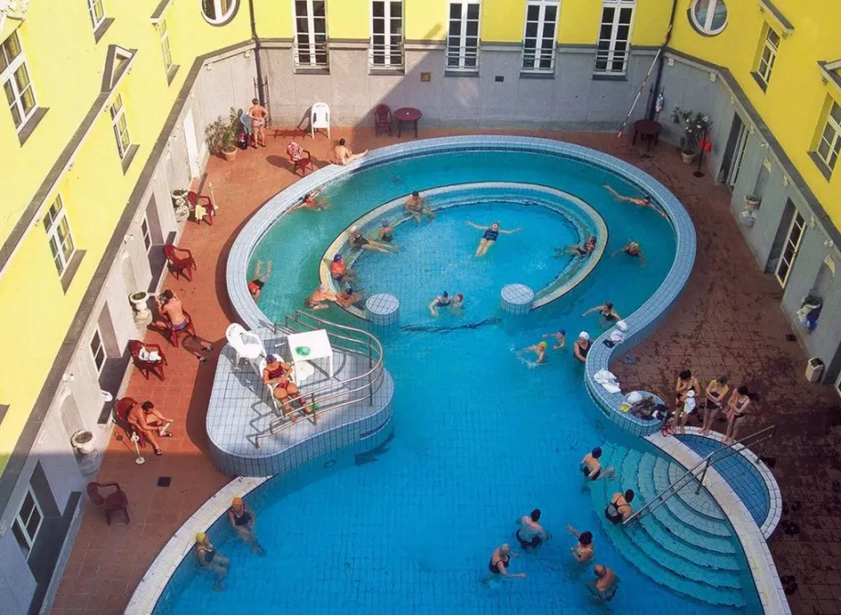 Piscine assise Lukács