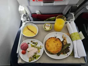 Déjeuner en classe affaires sur un vol à travers l'Europe