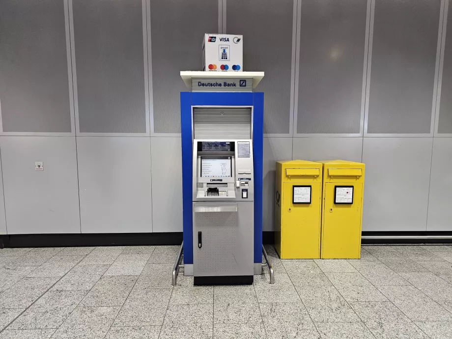 Distributeur de billets de la Deutsche Bank, hall des arrivées, terminal 1