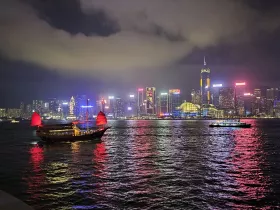 Vue de l'île de Hong Kong depuis la promenade de TST
