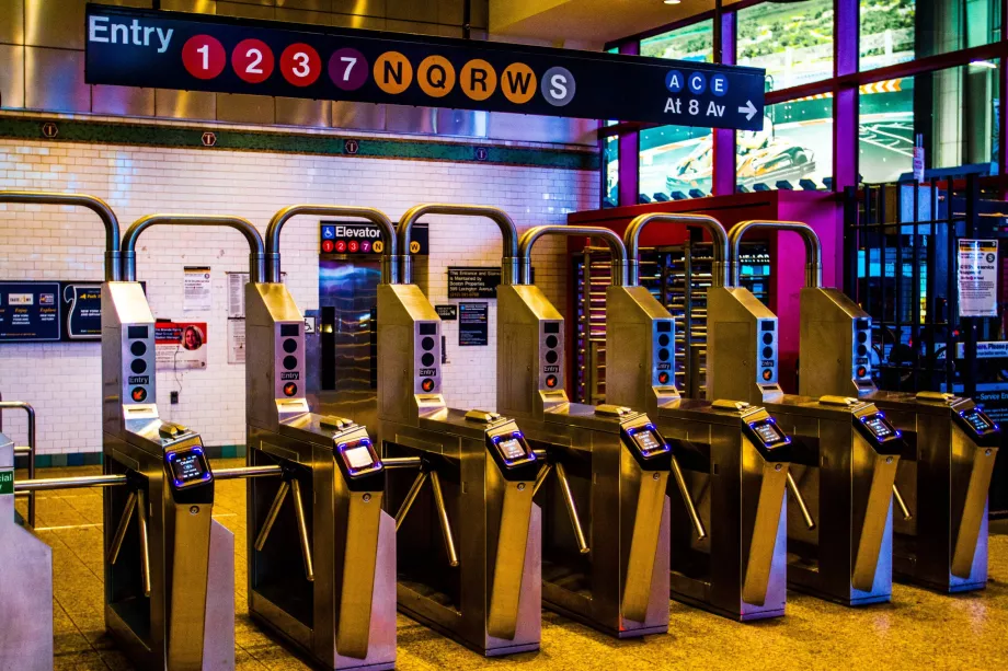 Tourniquets à l'entrée de la gare