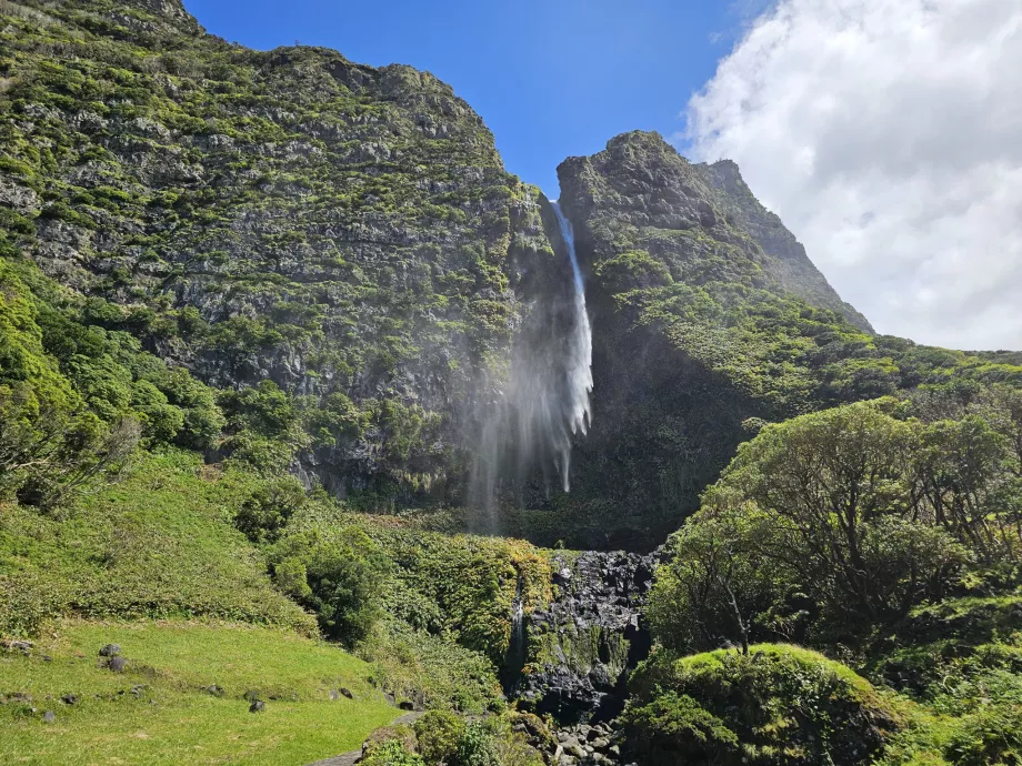 Cascade de Bacalhau dans le vent