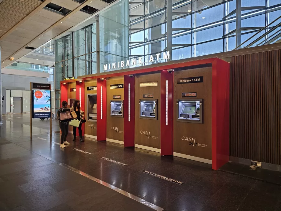 Distributeurs de billets dans le hall d'arrivée