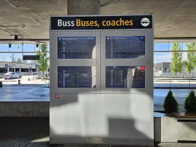 Panneaux d'information indiquant les heures de départ de tous les bus