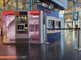 Distributeurs de billets : à gauche Flytoget, à droite trains Vy