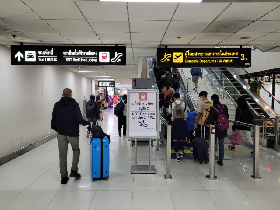 Montée de l'escalator jusqu'au train, puis directement jusqu'au taxi.