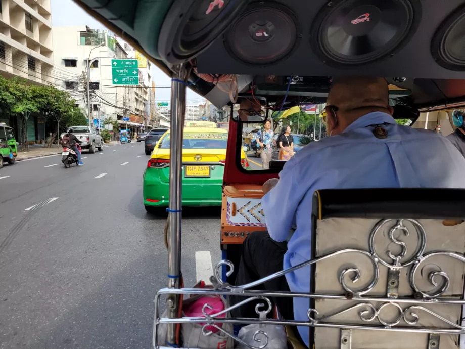 Monter à bord d'un tuk-tuk