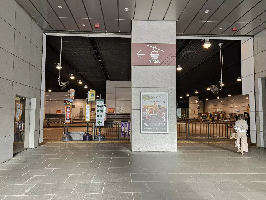 Le chemin vers le téléphérique via la gare routière