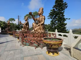 Statues de Bouddha plus petites sur la galerie
