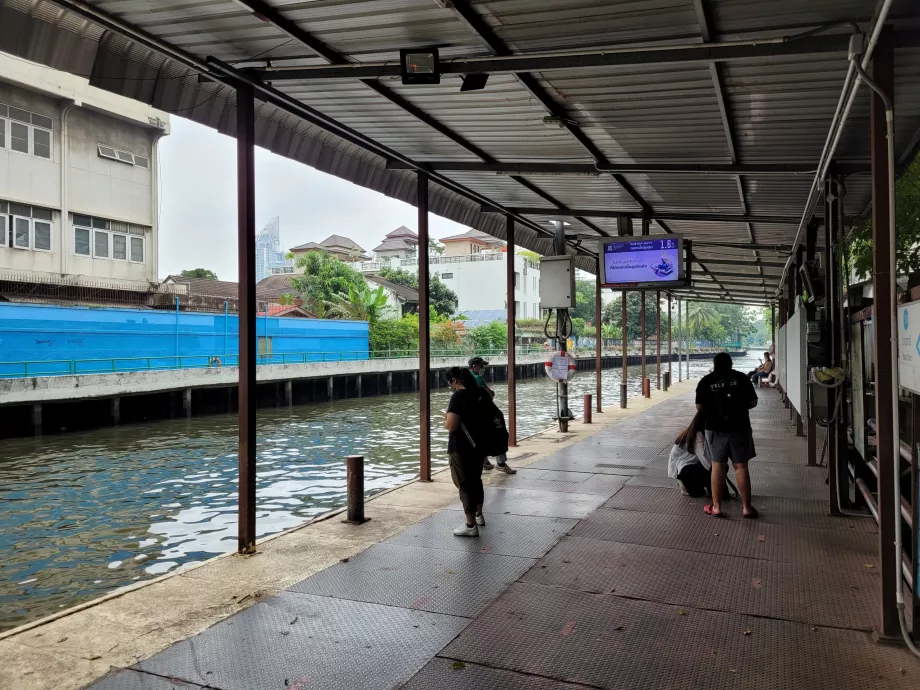 Quais sur la route des "water-bus".