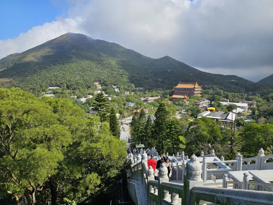 Vue du monastère de Po Lin