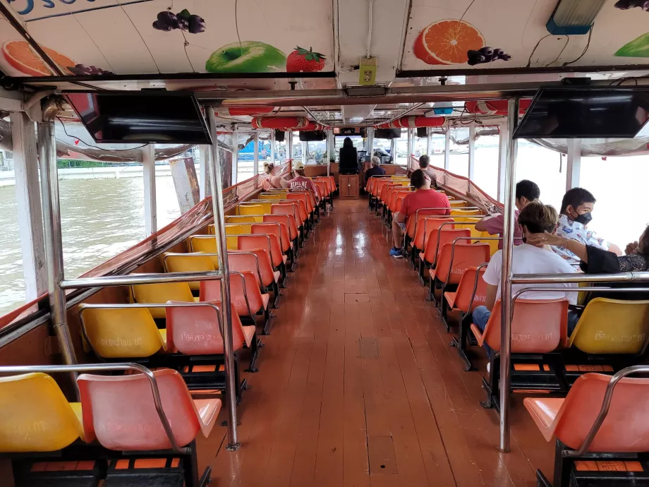 Intérieur du bateau Chao Phraya Express