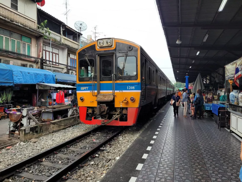 Train jusqu'à la gare de Wongwian Yai