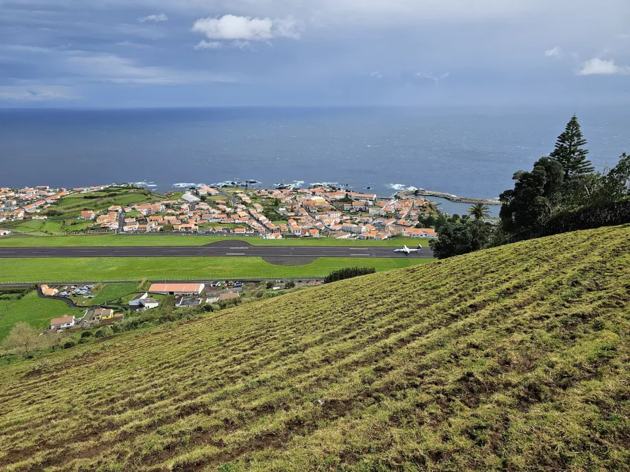 Vue de la piste et de Santa Cruz das Flores