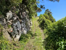 Marque sur le rocher, trilho Ponta Ruiva-Cedros