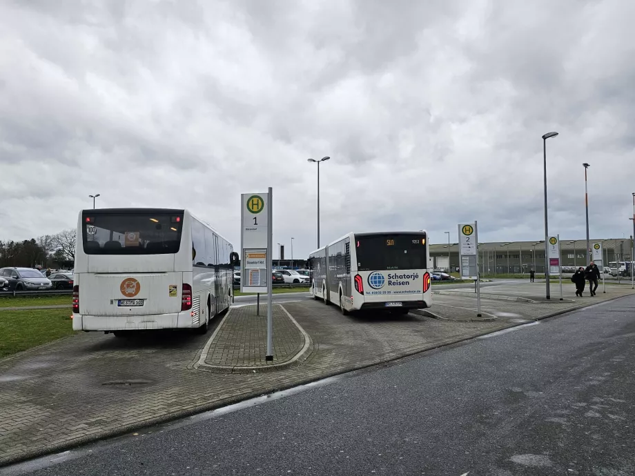 Arrêts de bus à l'aéroport