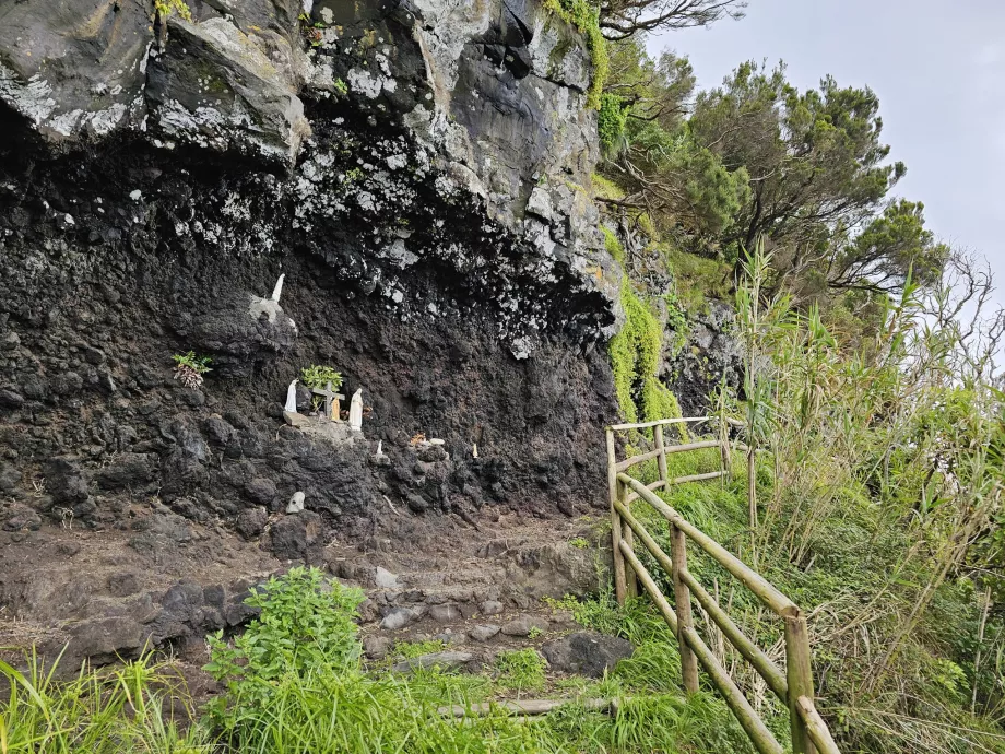 Chapelle de la grotte de Faja do Lopo Vaz